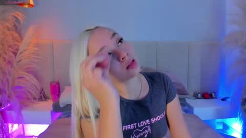Snapshot of sofia_pamela chatting on September 19, 2025, 7:25 pm SOFIA PAMELA online show from September 19, 2025, 7:25 pm