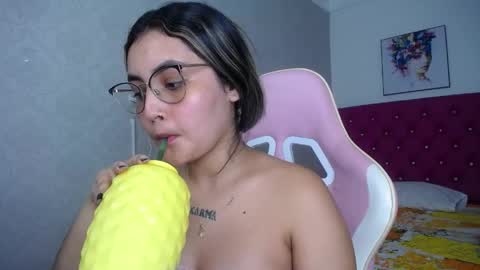 Snapshot of sofiaasexy19 chatting on May 18, 2026, 4:07 am Sofia online show from May 18, 2026, 4:07 am