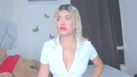 sofiacastillo01 online show from April 3, 2026, 1:31 pm