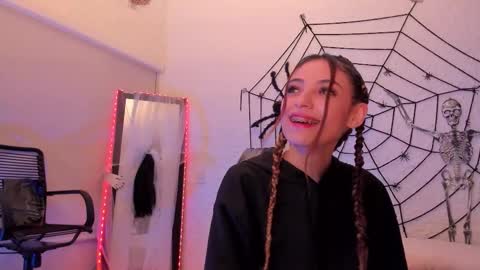 Sofia  Help me reach 5K followers  online show from October 23, 2025, 8:13 am