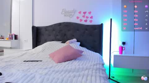 Sofie online show from April 15, 2026, 7:58 pm