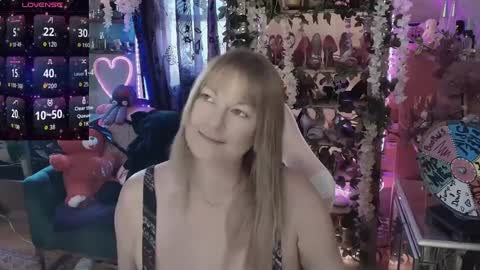 solesticia online show from September 15, 2025, 6:19 pm