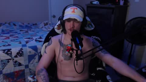 Snapshot of somethinqfunny chatting on December 17, 2024, 4:45 am Lover Boi online show from December 17, 2024, 4:45 am