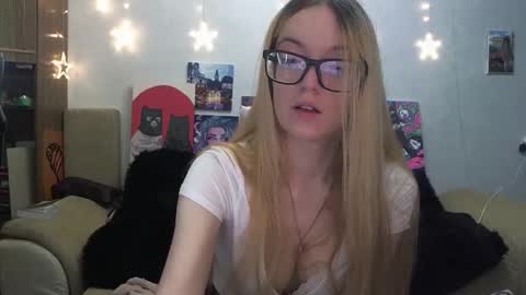 SophiaSonata online show from September 18, 2025, 7:49 pm