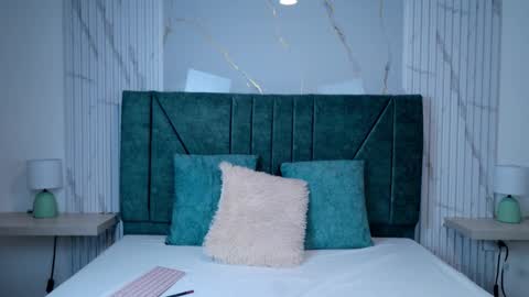 Sophie  online show from March 25, 2026, 11:00 pm