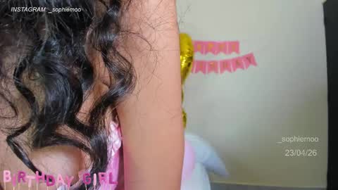 Snapshot of sophie_moo chatting on April 23, 2026, 1:13 pm Sophie online show from April 23, 2026, 1:13 pm