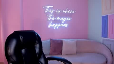 Sophie online show from February 26, 2026, 4:44 am