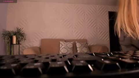 Sophie  Palmer online show from November 21, 2025, 10:58 am