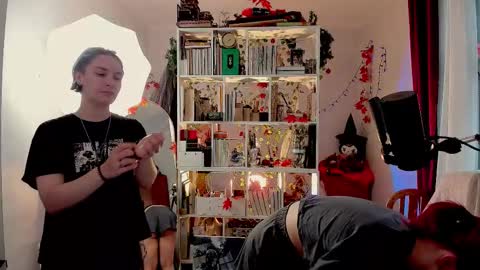 Leah online show from November 4, 2025, 1:43 pm