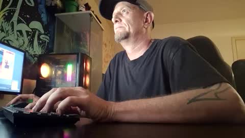 Snapshot of spicyfox420 chatting on October 8, 2025, 10:35 am SpicyFox420 online show from October 8, 2025, 10:35 am