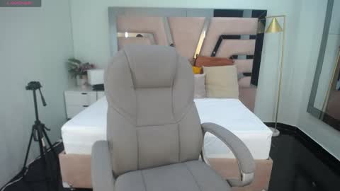 sr_smith_1 online show from April 13, 2026, 1:16 pm