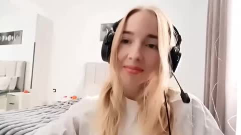 Mila online show from February 6, 2026, 6:29 am