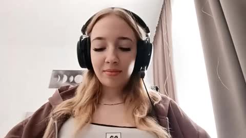 Mila online show from February 16, 2026, 6:09 am