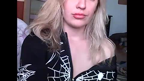 starlesseyes online show from November 5, 2025, 12:27 pm