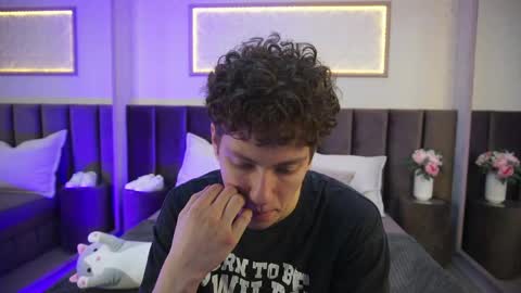 Esrefan online show from April 20, 2026, 7:37 pm