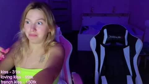 stefany_and_bettany online show from September 27, 2025, 3:39 pm