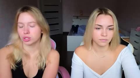 stefany_and_bettany online show from October 15, 2025, 11:32 am