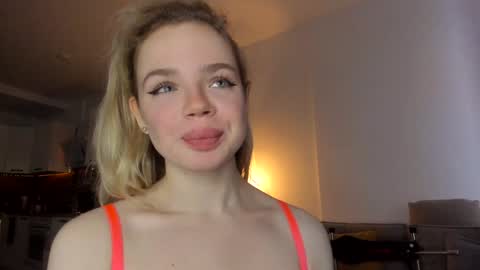 Snapshot of stella_vans chatting on December 9, 2024, 9:28 am Asella online show from December 9, 2024, 9:28 am