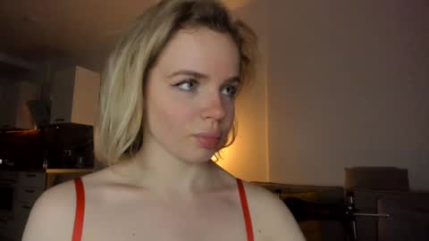 Snapshot of stella_vans chatting on December 11, 2024, 2:00 pm Asella online show from December 11, 2024, 2:00 pm