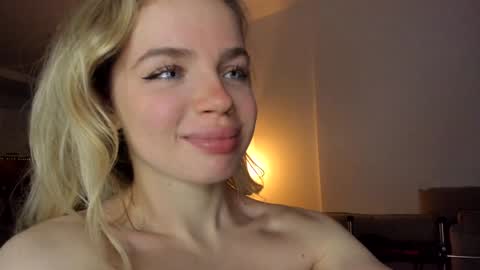 Snapshot of stella_vans chatting on December 19, 2024, 1:07 pm Asella online show from December 19, 2024, 1:07 pm