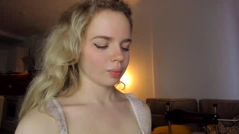 Snapshot of stella_vans chatting on December 29, 2024, 12:01 pm Asella online show from December 29, 2024, 12:01 pm