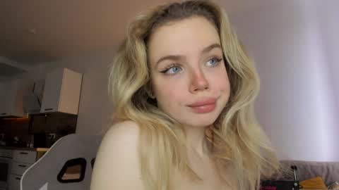 Snapshot of stella_vans chatting on January 4, 2025, 9:10 am Asella online show from January 4, 2025, 9:10 am