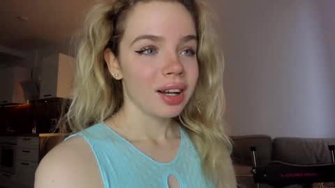 Snapshot of stella_vans chatting on January 17, 2025, 8:56 am Asella online show from January 17, 2025, 8:56 am
