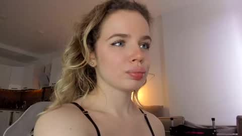 Snapshot of stella_vans chatting on March 5, 2025, 11:38 am Asella online show from March 5, 2025, 11:38 am