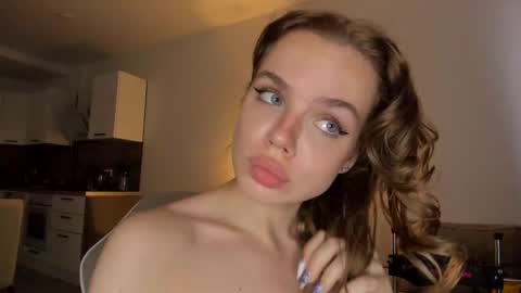 Snapshot of stella_vans chatting on October 8, 2025, 9:40 am Asella online show from October 8, 2025, 9:40 am