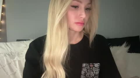 Stella Bella online show from March 3, 2025, 7:21 am