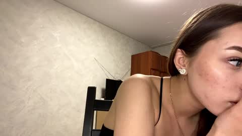 Stephani online show from March 28, 2026, 3:33 pm