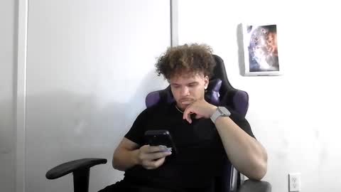 Snapshot of str8dj chatting on September 17, 2025, 3:52 am Dj online show from September 17, 2025, 3:52 am