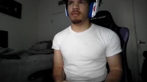 Snapshot of str8dj chatting on December 16, 2025, 3:17 pm Dj online show from December 16, 2025, 3:17 pm