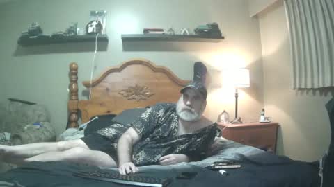 Snapshot of straightbear4you chatting on February 27, 2025, 8:17 am Straightbear4you online show from February 27, 2025, 8:17 am