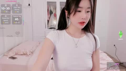 Snapshot of strawberry_loveee chatting on October 16, 2025, 5:30 am strawberry_loveee online show from October 16, 2025, 5:30 am