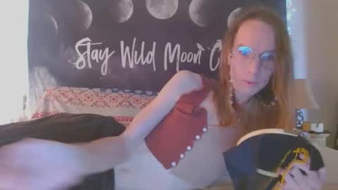 stray_dandelion online show from November 12, 2025, 7:24 pm