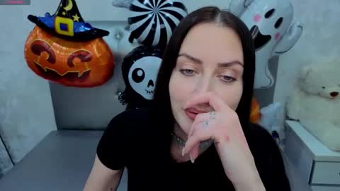 Michellee online show from October 27, 2025, 6:45 pm