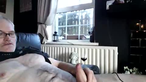 Snapshot of stud_1975 chatting on November 2, 2025, 8:17 am stud_1975 online show from November 2, 2025, 8:17 am