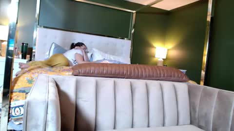 Suburban Moxxxie online show from October 12, 2025, 7:40 am