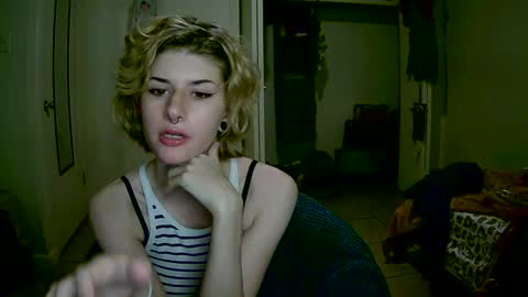 Snapshot of suicunebitch chatting on December 8, 2024, 4:46 am Ophelia online show from December 8, 2024, 4:46 am