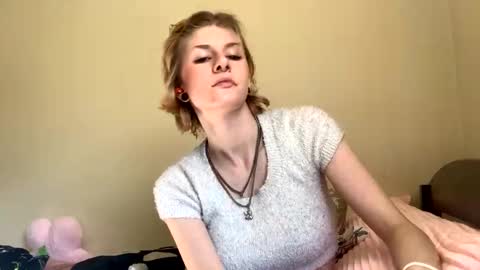 Snapshot of suicunebitch chatting on December 22, 2024, 8:14 pm Ophelia online show from December 22, 2024, 8:14 pm