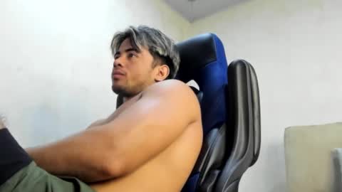 sukuna_hara online show from November 17, 2025, 2:01 pm