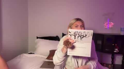 summerclarke2 online show from September 29, 2025, 7:30 pm