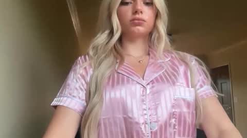 summerclarke2 online show from December 1, 2025, 5:40 pm