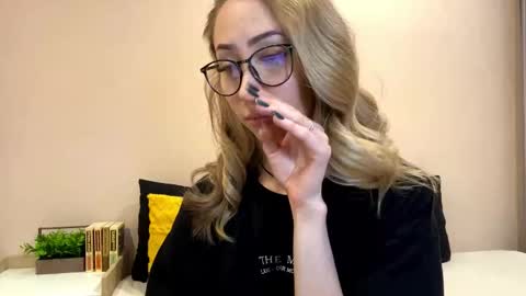 Snapshot of sun_under_dark chatting on December 18, 2025, 10:21 am Lexi online show from December 18, 2025, 10:21 am