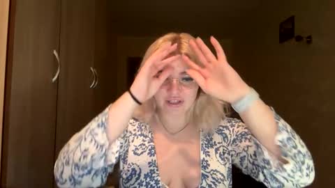 Snapshot of sunshinyflash chatting on November 11, 2025, 5:13 pm sunshinyflash online show from November 11, 2025, 5:13 pm