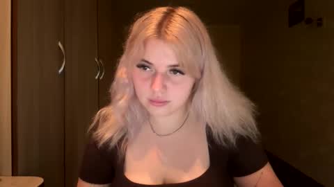 Snapshot of sunshinyflash chatting on November 19, 2025, 5:13 pm sunshinyflash online show from November 19, 2025, 5:13 pm