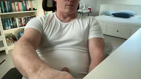 Snapshot of surfstar81 chatting on March 3, 2026, 11:05 am surfstar81 online show from March 3, 2026, 11:05 am