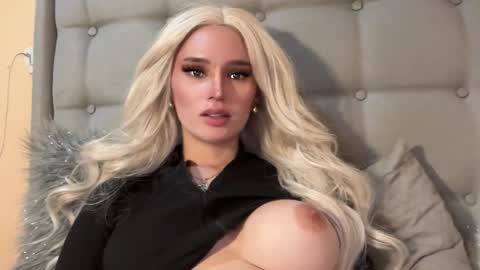 Mia online show from December 6, 2024, 4:25 am