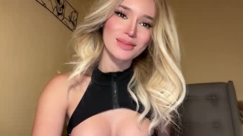 Mia online show from November 24, 2025, 8:47 am